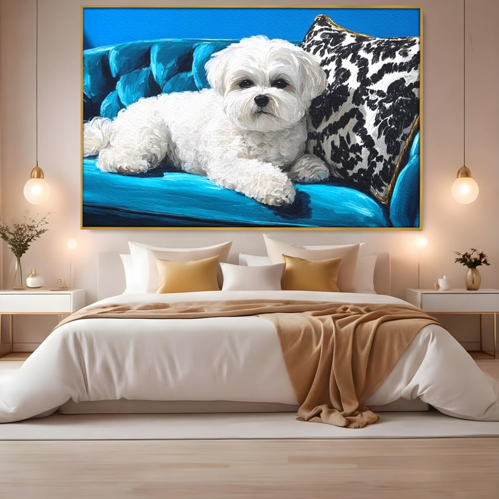 Tablou canvas cu pictura cu bichon alb pe canapea, in rama de aluminiu auriu, pe perete intr-un dormitor